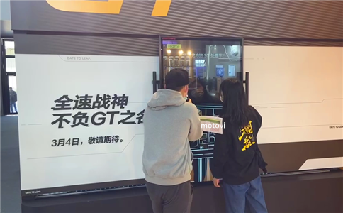 展會(huì)現(xiàn)場體驗(yàn)者使用摩拓為手動(dòng)透明滑軌屏了解產(chǎn)品