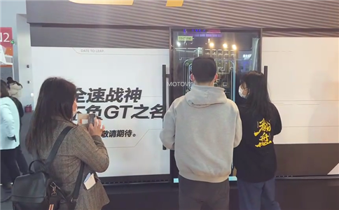 滑軌屏（滑軌電視）應(yīng)用于數(shù)字展廳設(shè)計（現(xiàn)場互動體驗圖）