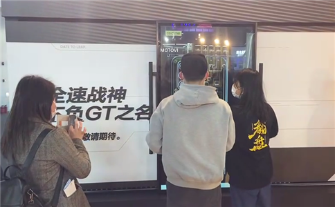 展廳現(xiàn)場(chǎng)參觀(guān)者通過(guò)滑軌屏互動(dòng)裝置了解展品亮點(diǎn)